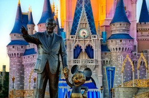 Estatua de Walt Disney y Mickey Mouse en el Magic Kingdom de Florida