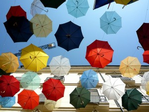 Paraguas colgando en una calle de Alicante