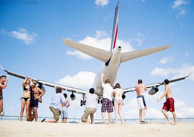 Avión pasando por encima de turistas en Sint Maarten