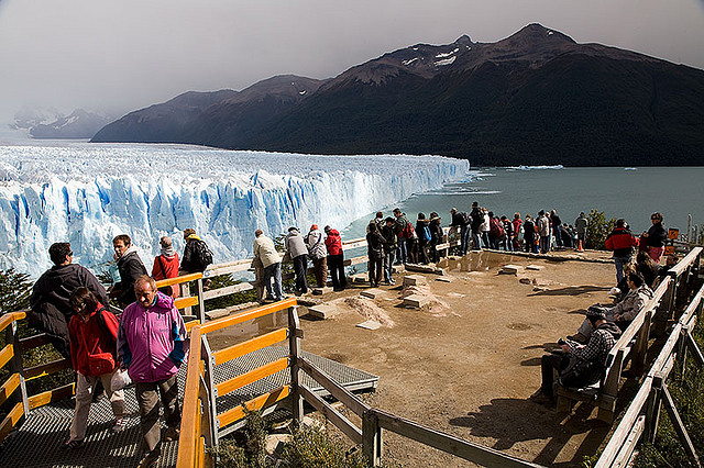 Turistas observando el glaciar Perito Moreno